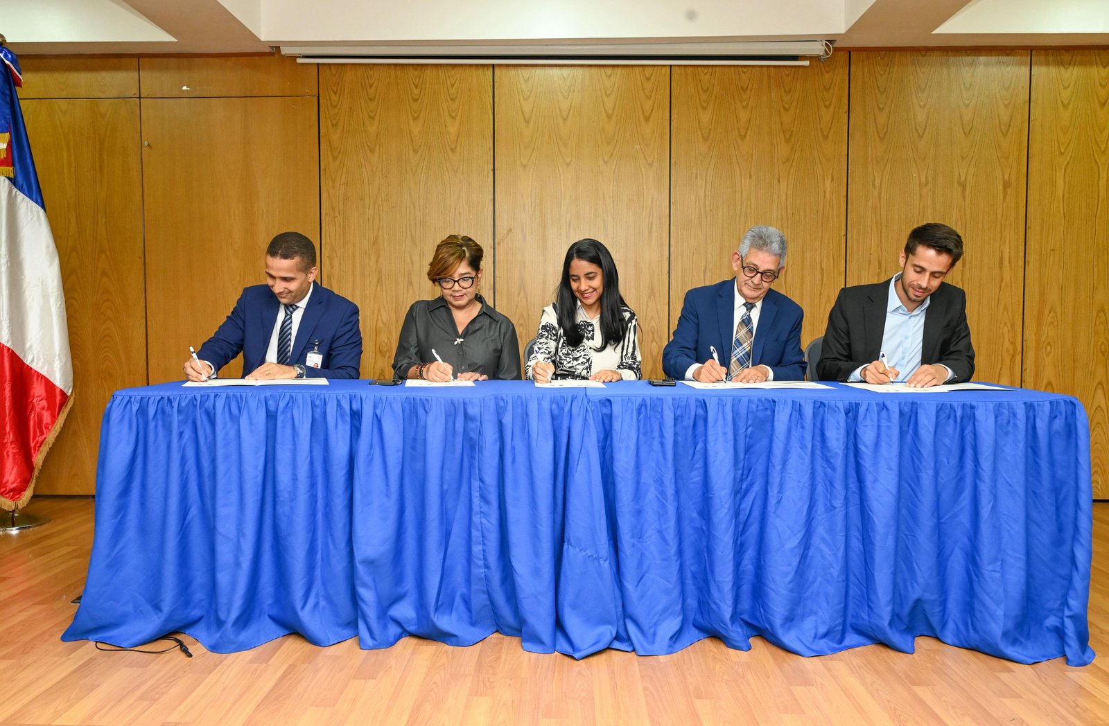 República Dominicana y Francia firman acuerdo para impulsar finanzas públicas sostenibles e inclusivas
