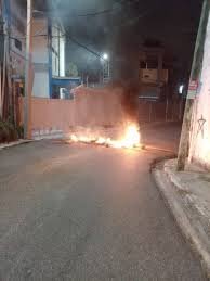 Queman gomas en Villa Aura en protesta por los apagones