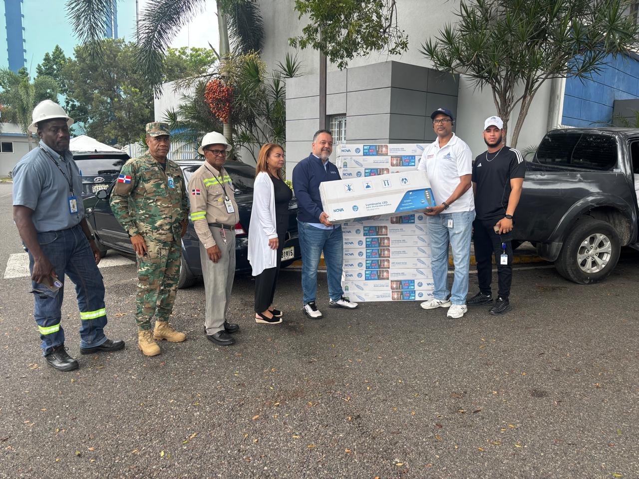 Hospital Moscoso Puello recibe donación de lámparas para la iluminación externa de parte del Ministerio de Interior y Policía