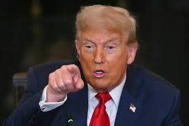 Trump amenaza con enviar tropas a Chicago; expertos advierten sobre "abuso de poder"
