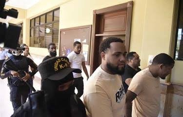 Imponen tres meses de prisión preventiva a seis hombres acusados de violación en Villa González