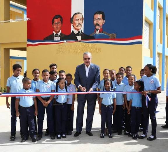 Gobierno inaugura comedor, cancha y dos aulas de la escuela Fray Ramón Pané