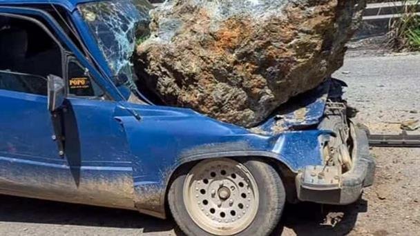 Roca de gran tamaño cae sobre vehículo en la avenida del Puerto de Jarabacoa