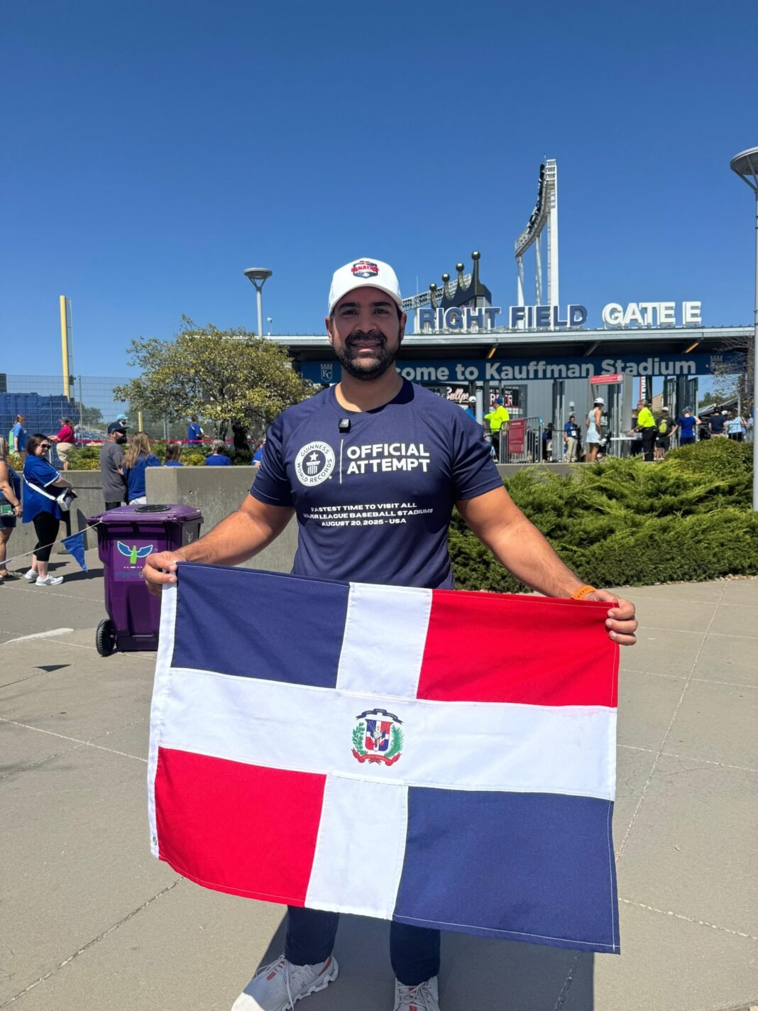 Dominicano Jepssy Beltré logra Récord Guinness al visitar los 30 estadios de Grandes Ligas en solo 25 días
