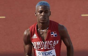 Alexander Ogando gana su carrera en los 200 metros y avanza a semifinales del Mundial de Atletismo