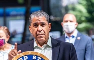 Adriano Espaillat y otros legisladores piden protección para los estudiantes de inglés