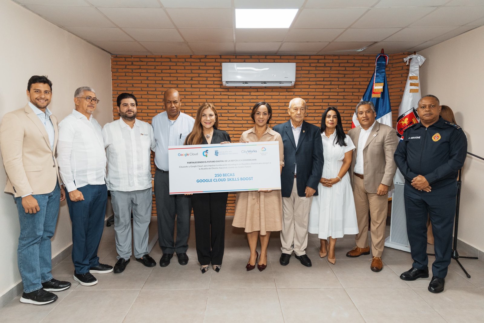Carolina anuncia 250 becas de Google para estudiar inteligencia artificial y análisis de datos en Centro Futuro