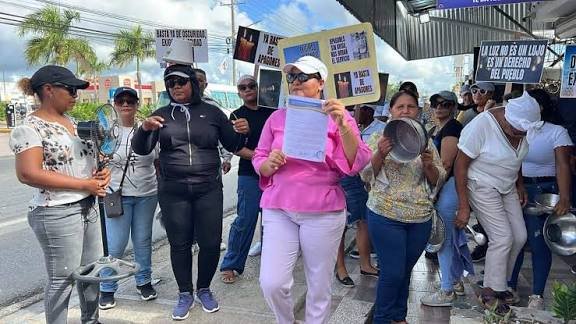 Comunitarios de la zona sur de Higüey protestan por los apagones frente a la oficina de Edeeste