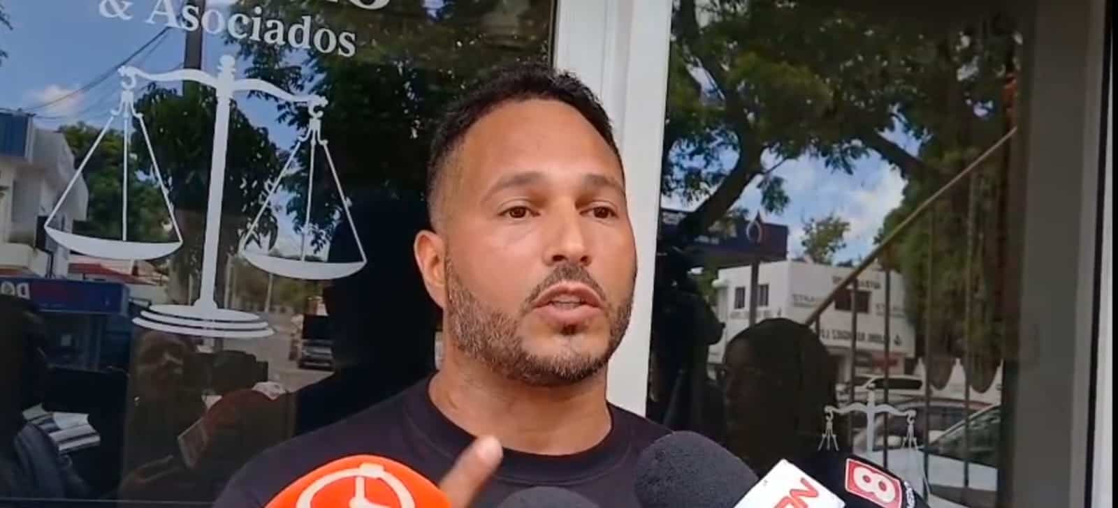 Familia de peluquero ultimado por policías en Santiago denuncia rapto de hermana y amenazas