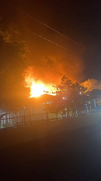 Incendio reduce a cenizas casa histórica en la provincia Montecristi