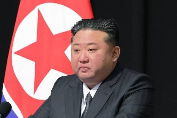Kim Jong-un urge a "fortalecer" su programa nuclear entre apertura al diálogo de EE. UU.