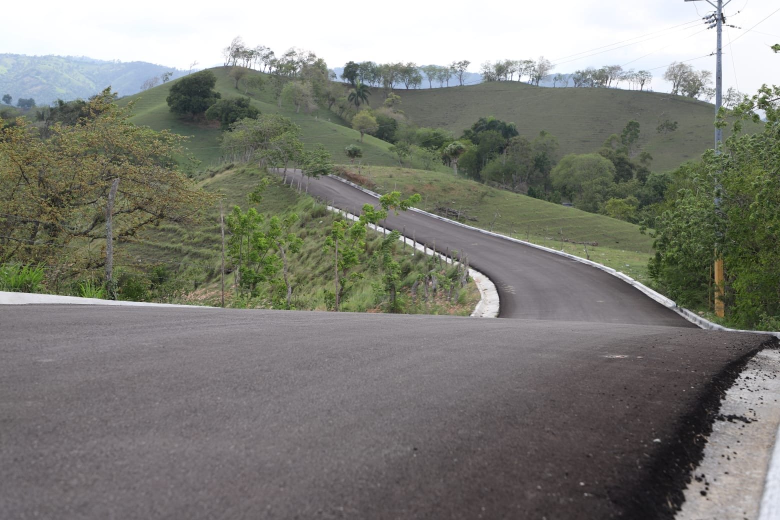 EGEHID entrega asfaltada la carretera El Flaire-Yerba de Culebra en Sabana Iglesia