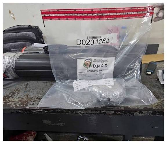 Incautan cocaína camuflada en productos de belleza y en porta planos en el AILA
