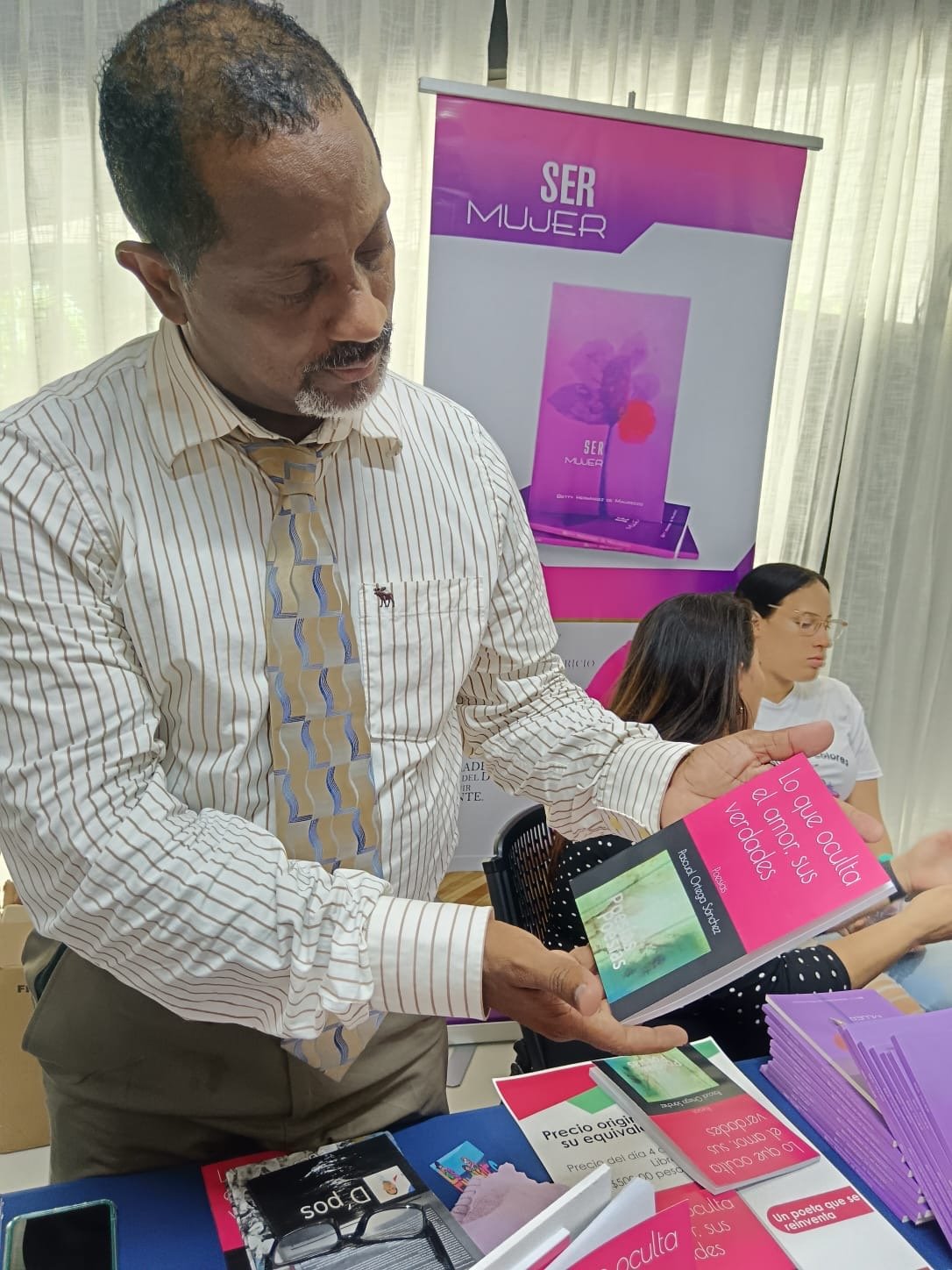 Presentan obra de poesía “Lo que oculta el amor, sus verdades” en la Feria del Libro 2025