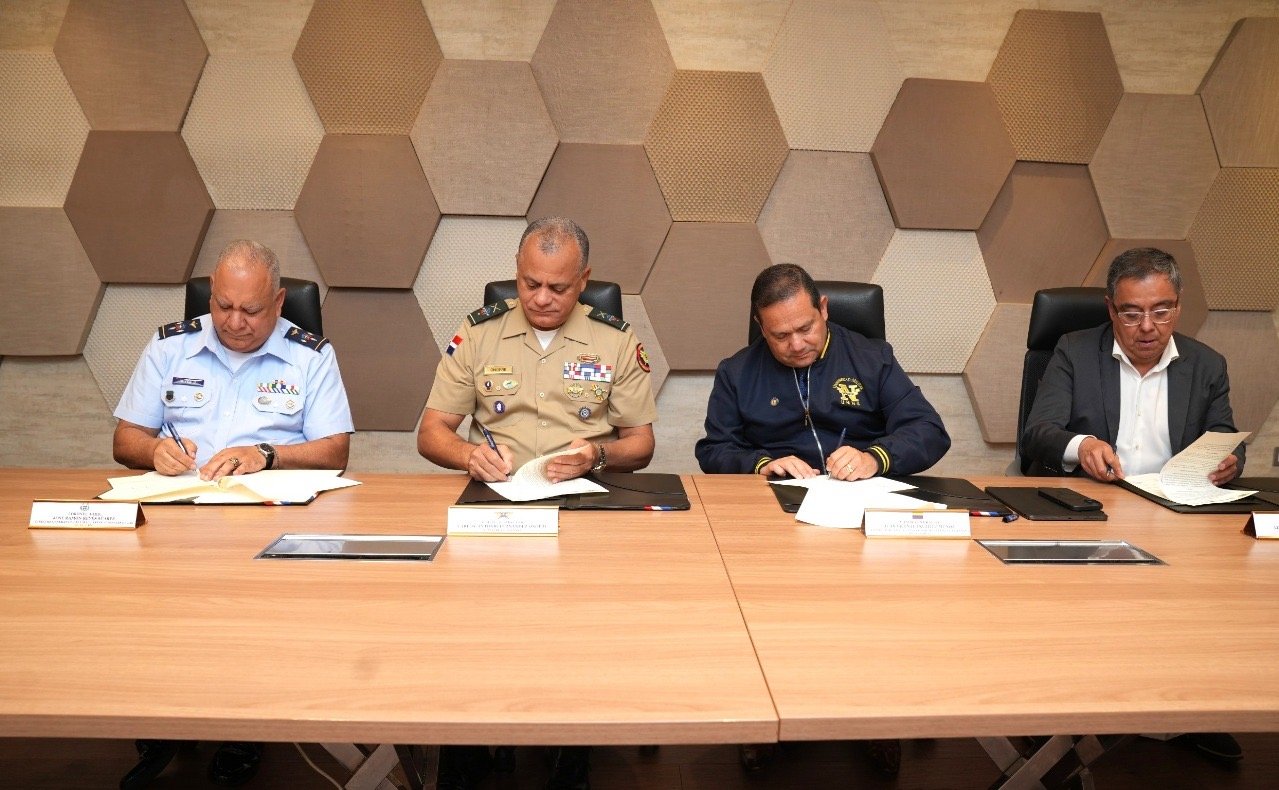 Ministerio de Defensa impulsa cooperación internacional en formación digital para las Escuelas Vocacionales junto a INTERLAT y la Universidad Militar Nueva Granada