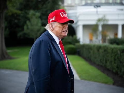 Trump anuncia arancel de 25 % a camiones importados por EE. UU. a partir de noviembre