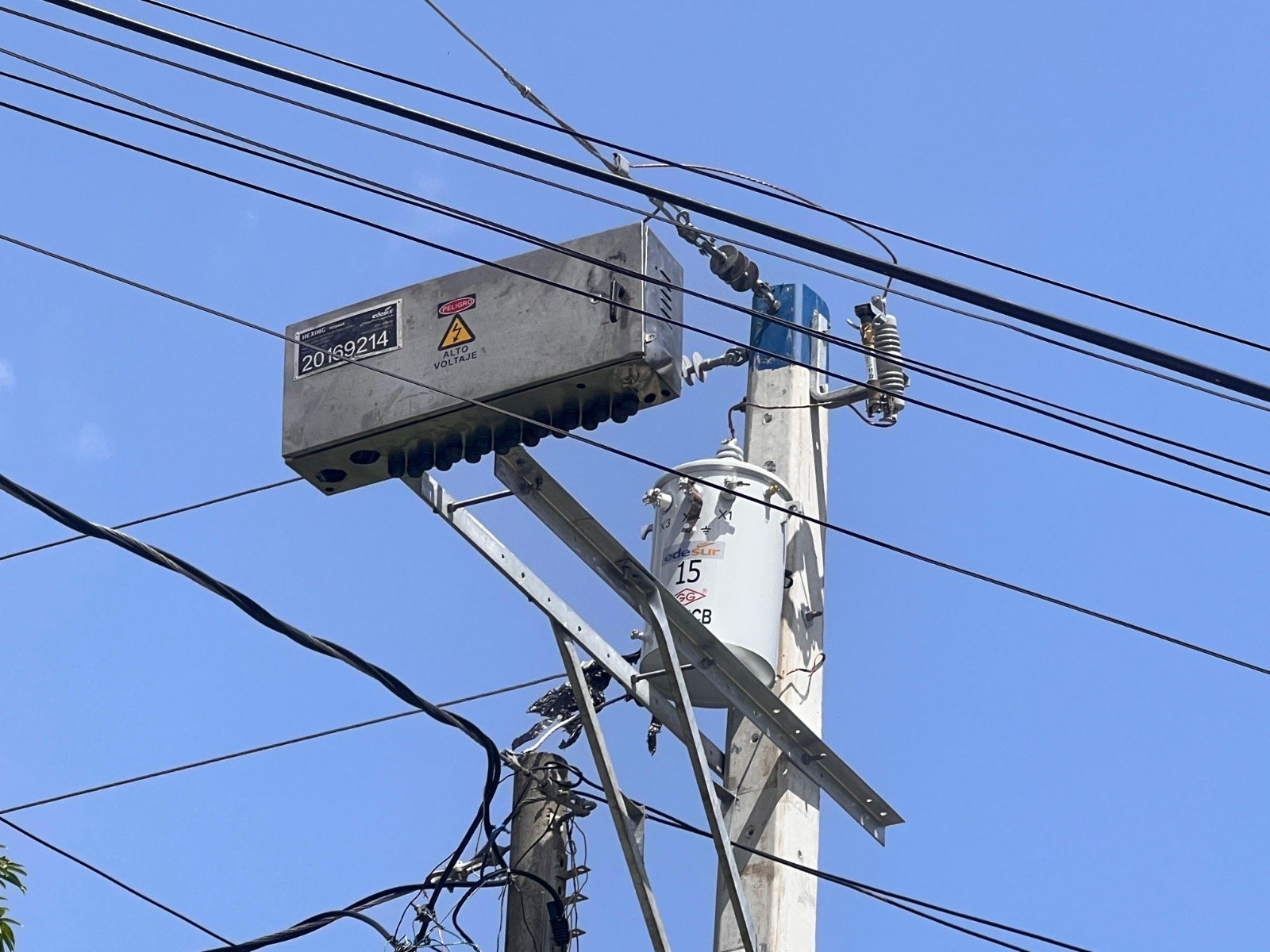 Edesur rehabilita redes eléctricas y mejora iluminación en varias comunidades de Peravia y San Juan