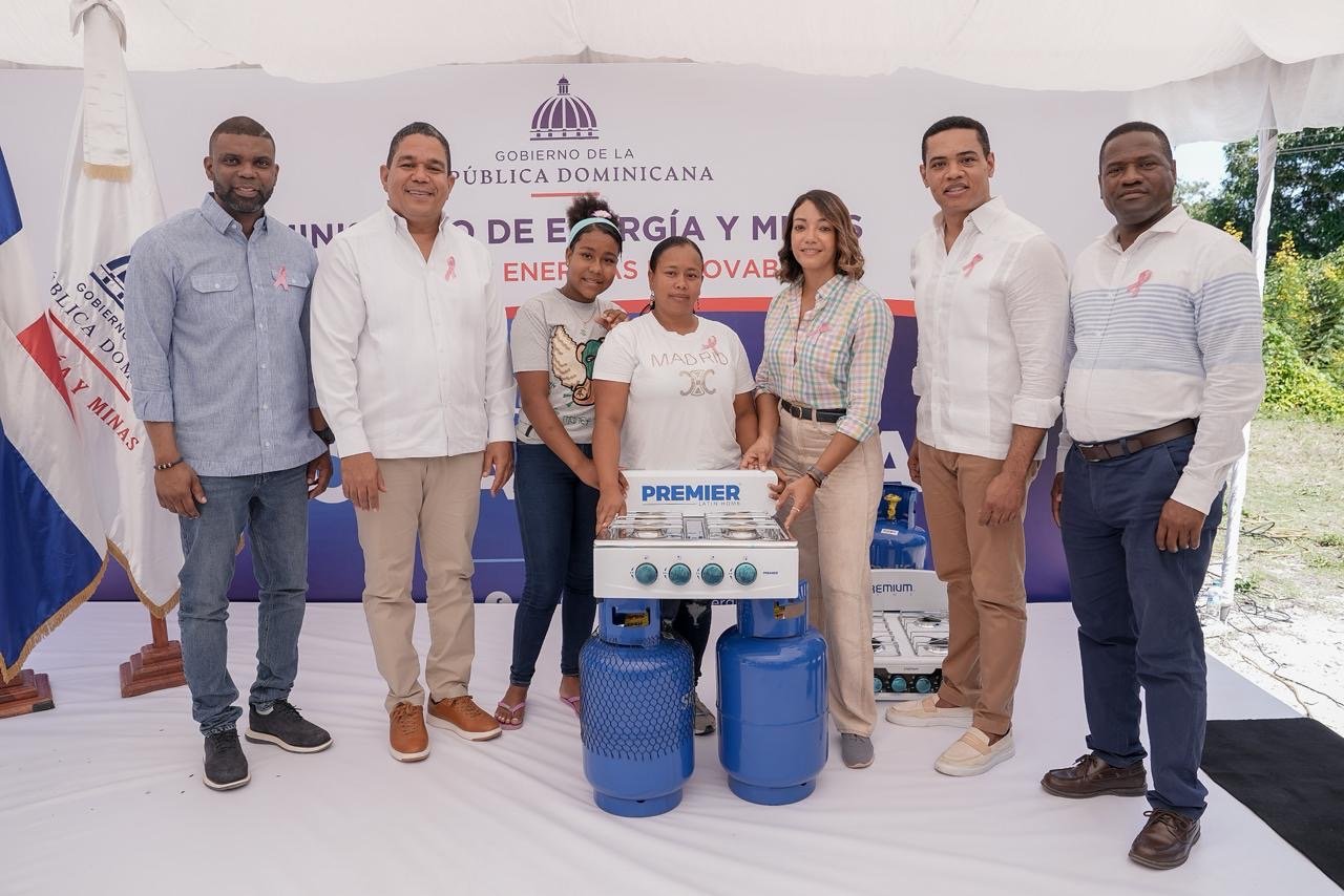 Energía y Minas entrega 100 kits de cocinas en Santa Elena, Barahona; suman más de 400 entregados del proyecto Cocinas Limpias