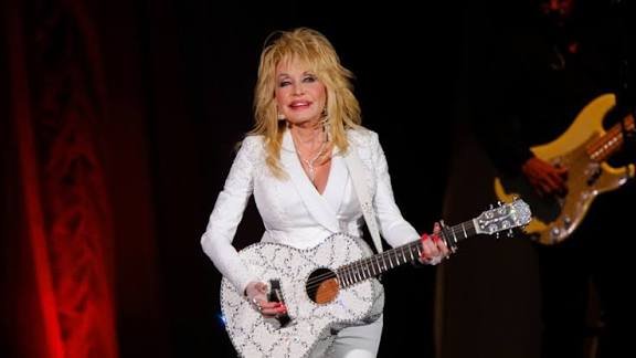 La familia de cantante Dolly Parton pide oraciones por su salud