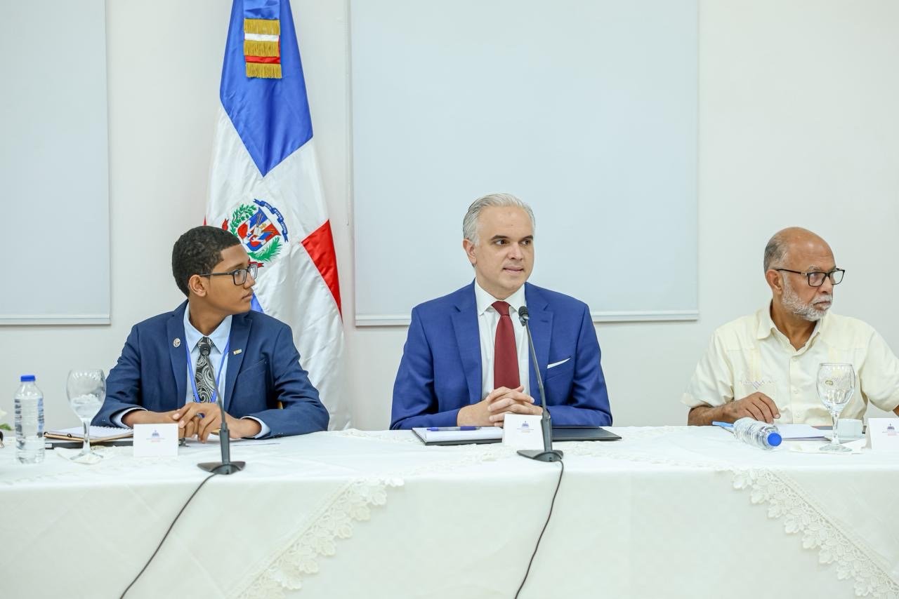 Ministro Luis Miguel De Camps impulsa unidad nacional por la calidad educativa con la 