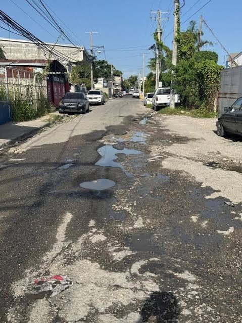 Baches en avenida Luperón afectan seguridad vial en Zona Industrial de Herrera