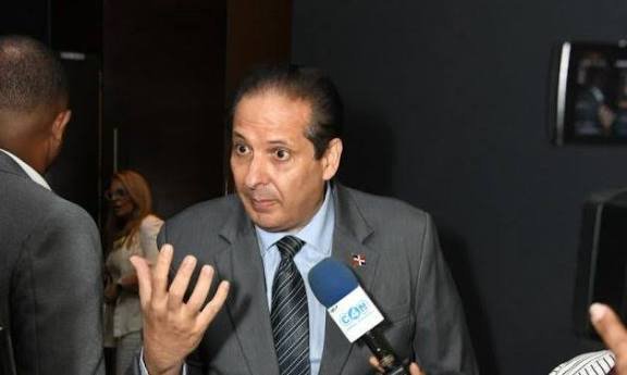 El ministro de Salud asegura atención pese a conflictos administrativos en el Oncológico del Cibao