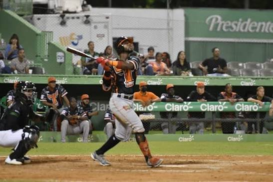 Rodolfo Castro remolcó cinco y las Estrellas vencieron a los Toros en el Tetelo Vargas