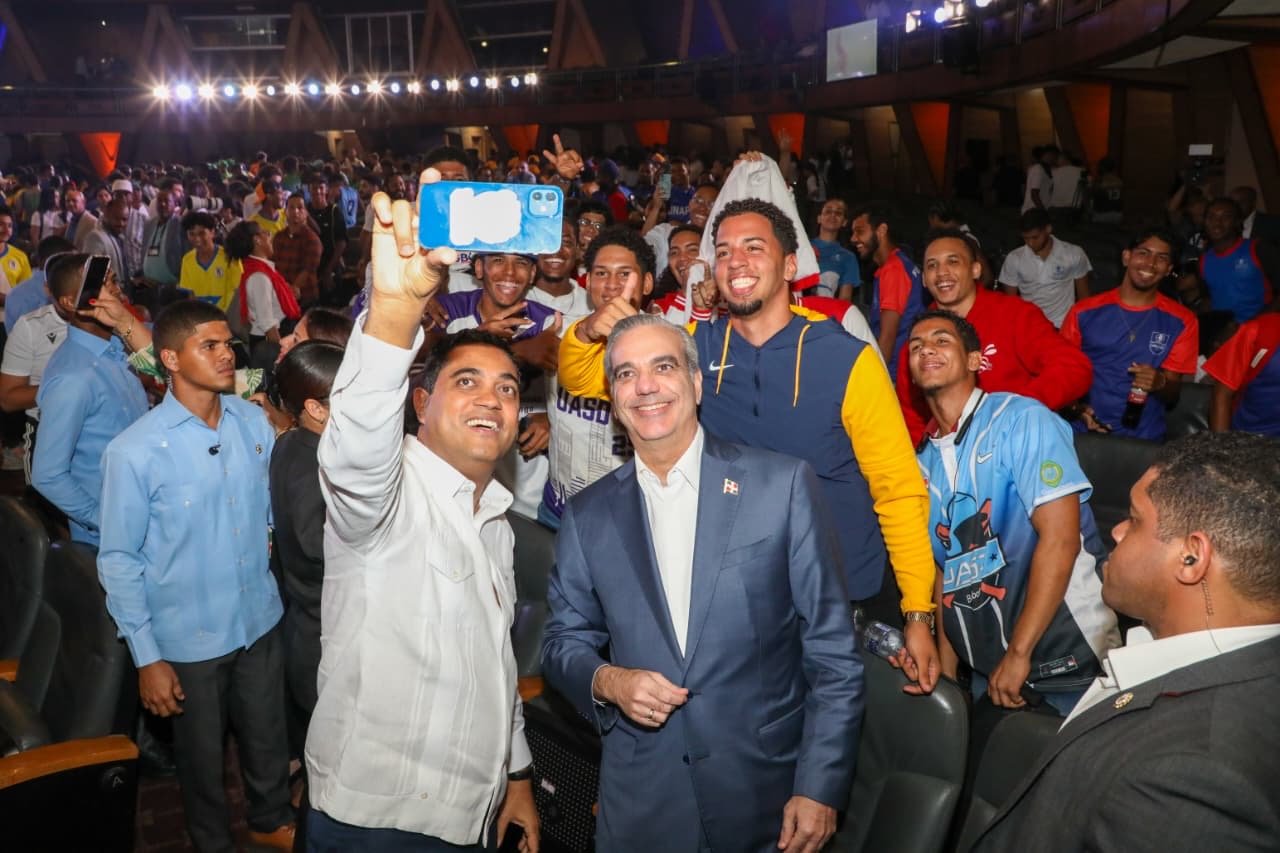 Presidente Abinader y ministro Kelvin Cruz inauguran Juegos Universitarios 