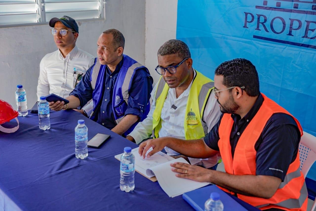 Robert Polanco entrega utilería deportiva y supervisa avance de Plaza Comunitaria en Bánica