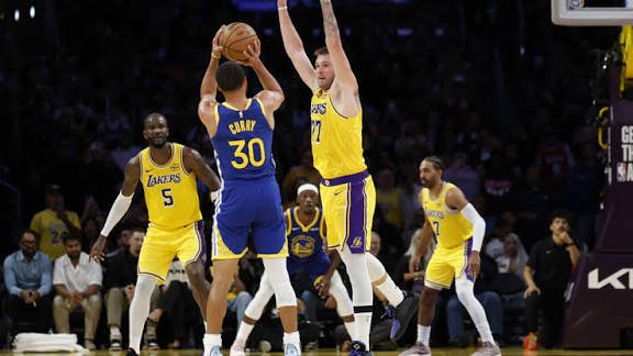 Warriors arruinan recital de Doncic y Thunder aplacan a Rockets en inicio de la NBA