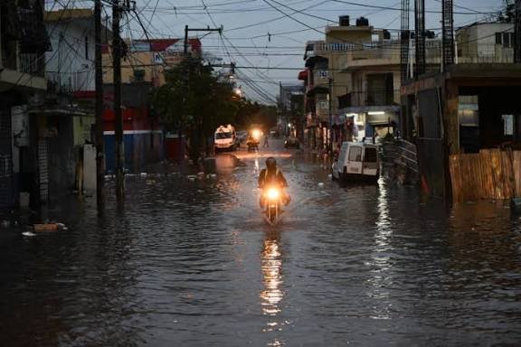 La lenta tormenta Melissa deja 390 mil viviendas y negocios sin agua