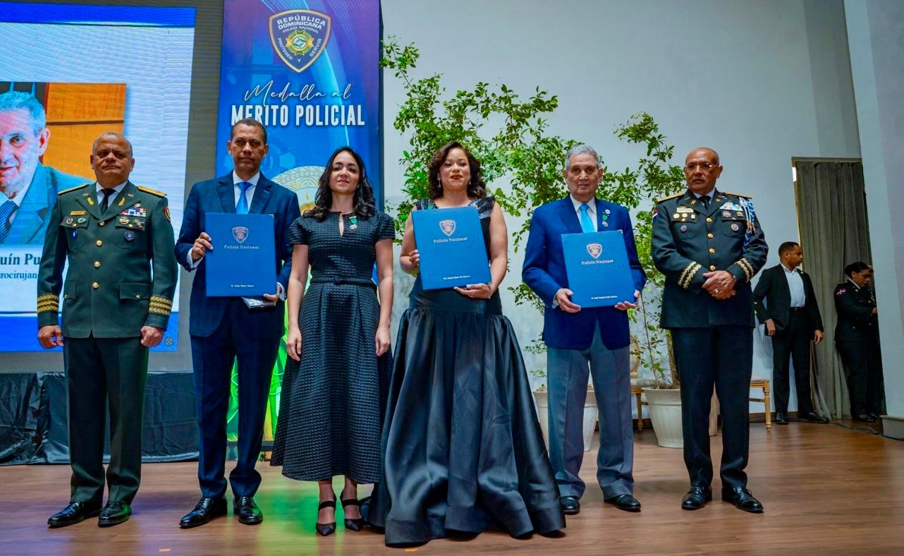 Gómez Mazara recibe Medalla al Mérito Policial por sus aportes en materia tecnológica a la institución del orden 