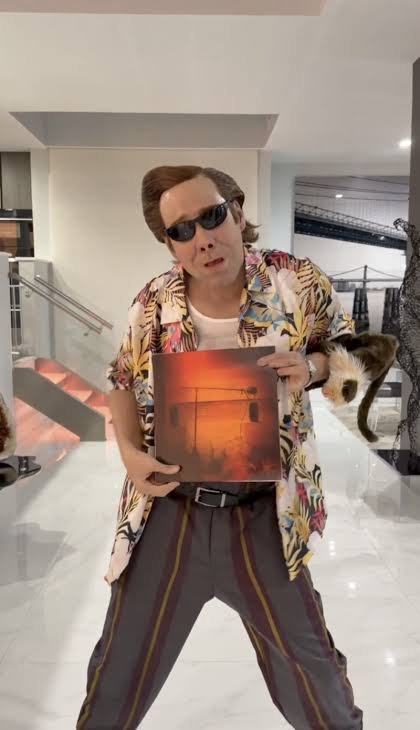 Romeo Santos celebra Halloween disfrazado de Ace Ventura y anuncia su nuevo álbum