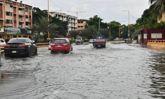 Fuertes lluvias dejan 20 acueductos fuera de servicio y provocan inundaciones en Montecristi