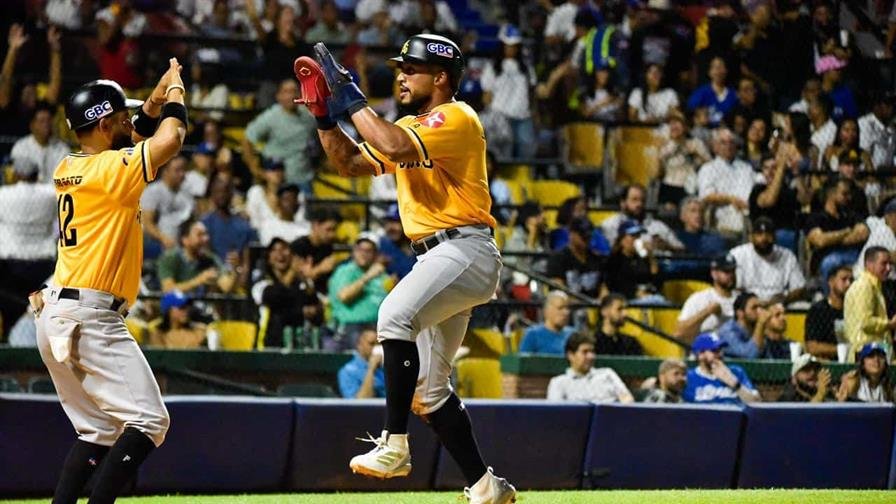 Águilas evaden zarpazo del Licey al blanquearlos tres carreras por cero y ponchar a 15 Tigres