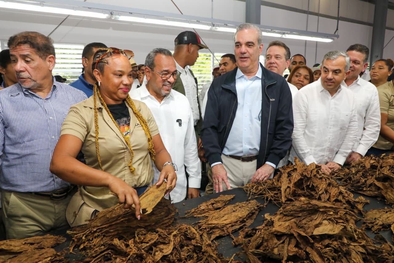 Presidente Abinader inaugura dos naves industriales en Zona Franca de provincia San Juan que generan 500 empleos y contribuyen a su desarrollo económico y social 