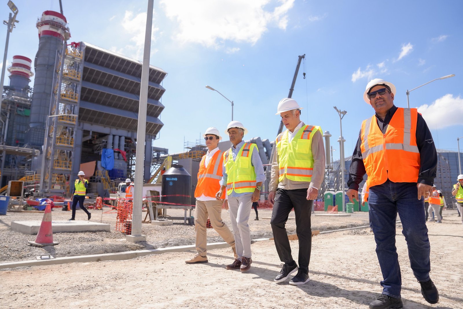 Ministro Joel Santos verifica avances construcción planta Energía 2000
