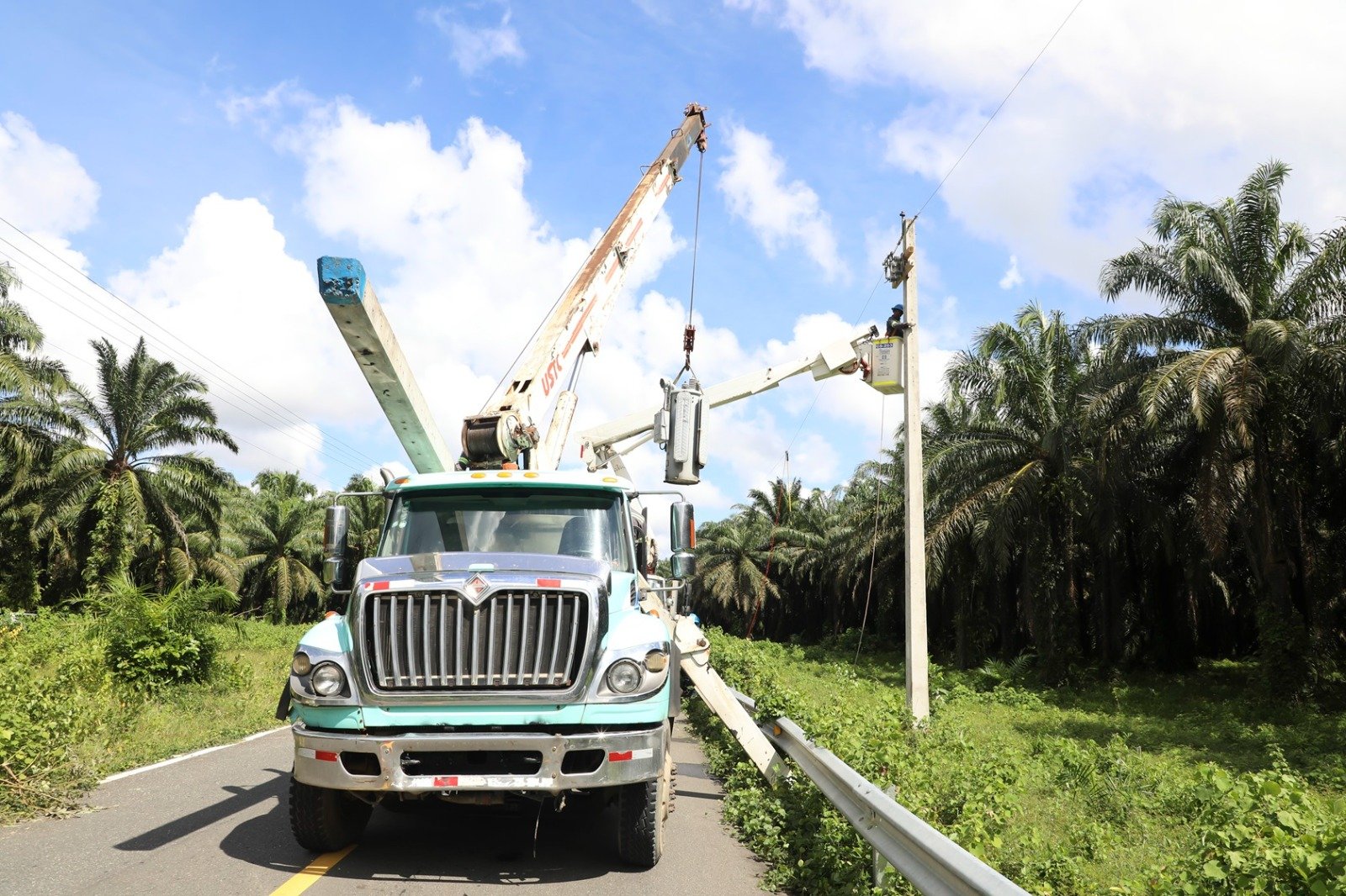 Edeeste mejora calidad del servicio eléctrico en Chirino, Monte Plata con instalación de nuevos reguladores de tensión 