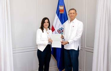 Leah Francis Campos presenta copias de estilo de sus cartas credenciales al canciller Álvarez