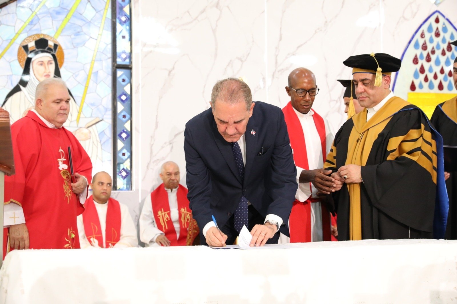 García Fermín reafirma compromiso con la excelencia académica, la investigación y la innovación durante juramentación de nuevas autoridades de la UCNE 
