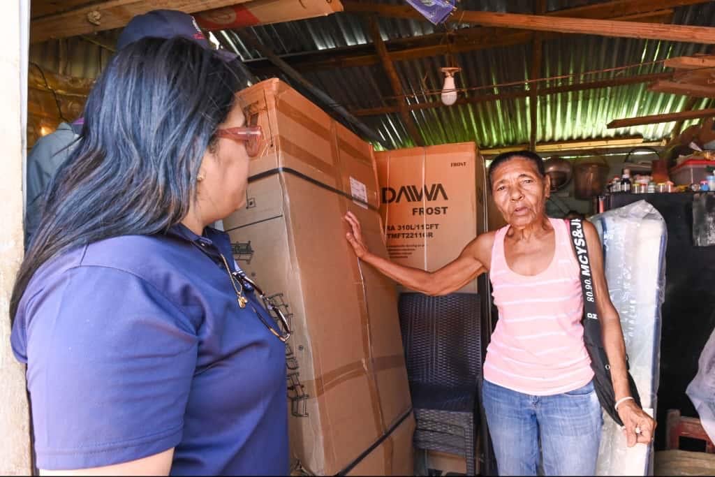 Dirección de Asistencia Social y Alimentación Comunitaria (DASAC) entrega enseres del hogar a familias afectadas por tornado en Miches