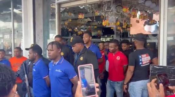 Migración interviene comercios de chinos en Santiago y detiene a 74 haitianos sin documentos