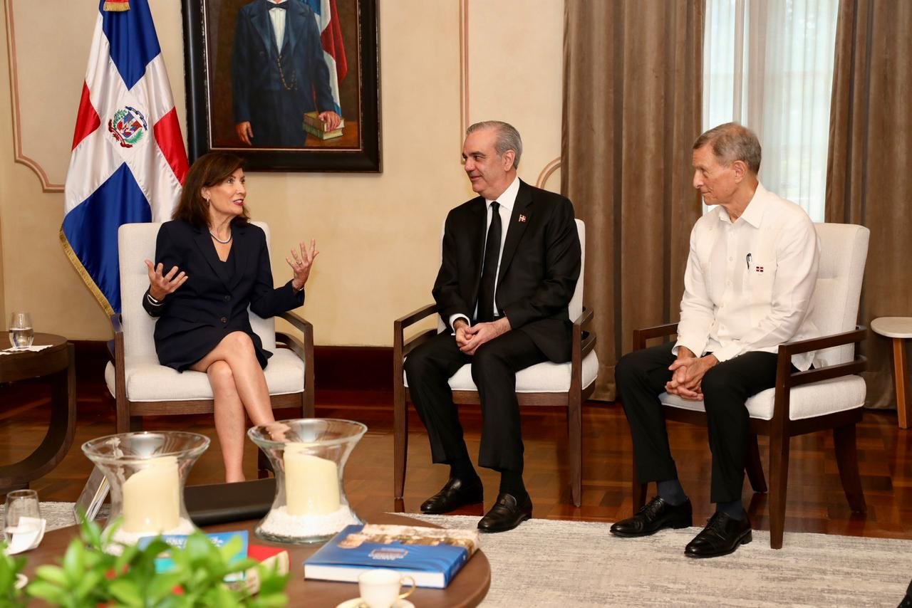 Presidente Abinader recibe en el Palacio Nacional a la gobernadora del estado de Nueva York, Kathy Hochul