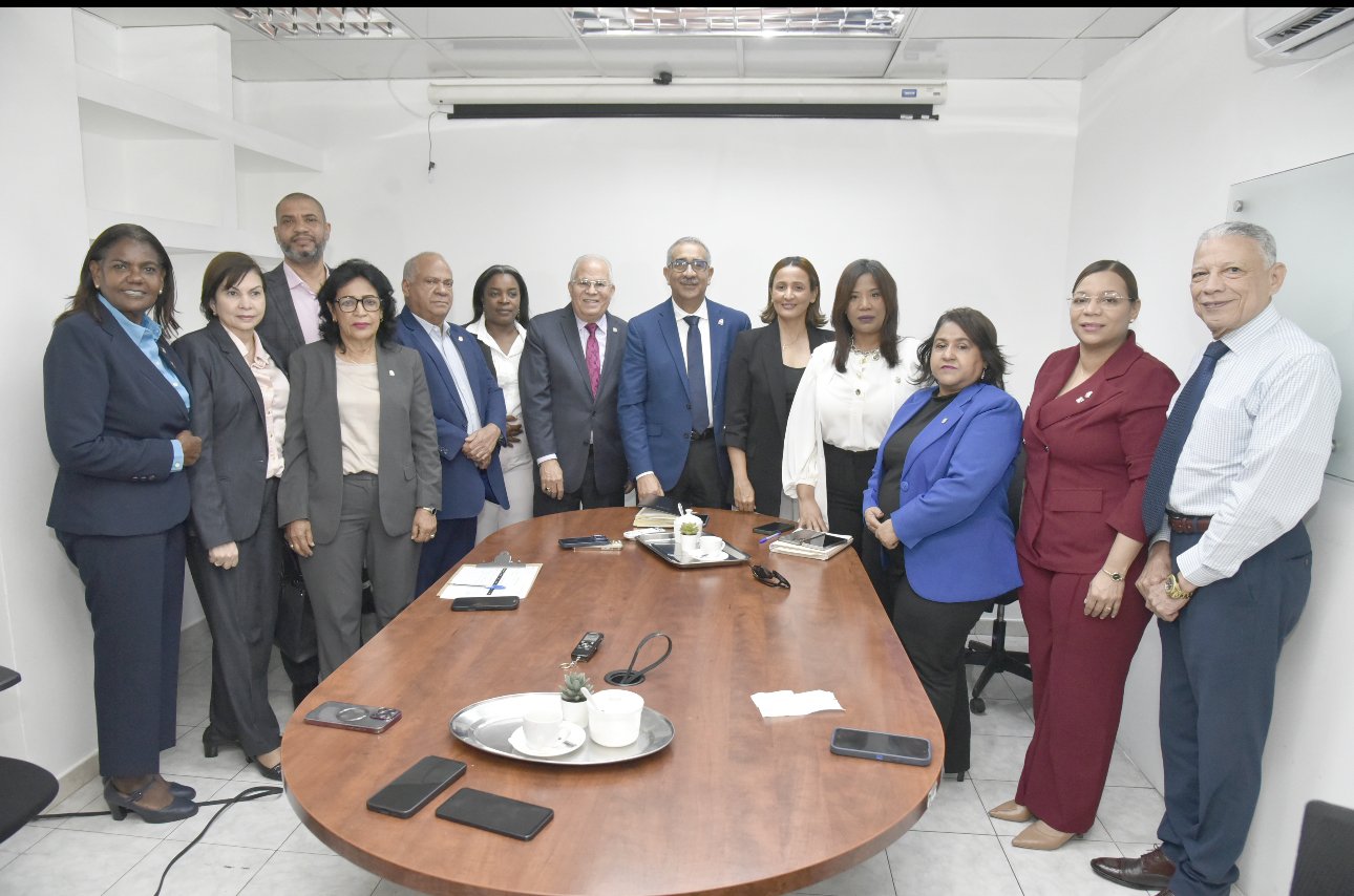 Comisión de Salud de la Cámara de Diputados visita al director del Programa de Medicamentos de Alto Costo  