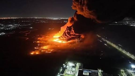 Una fuerte explosión en polo industrial cerca del principal aeropuerto de Argentina