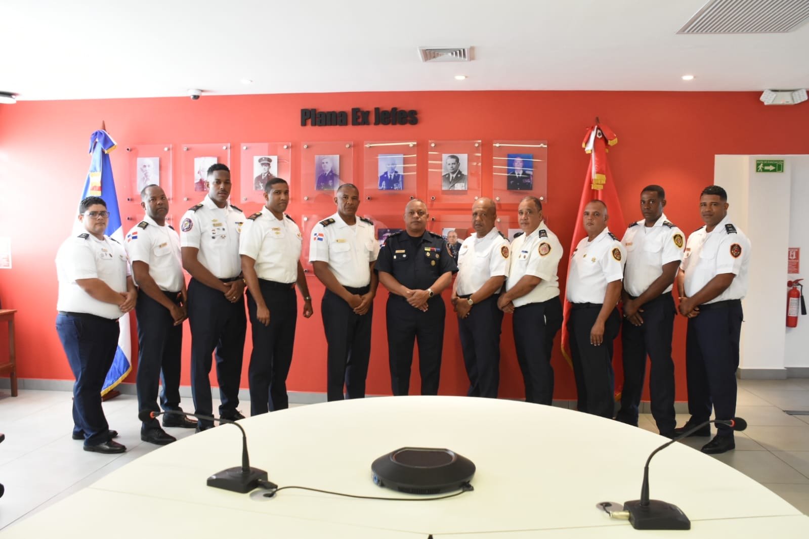 Carolina auspicia viaje de 11 bomberos del DN para capacitación en Puerto Rico 