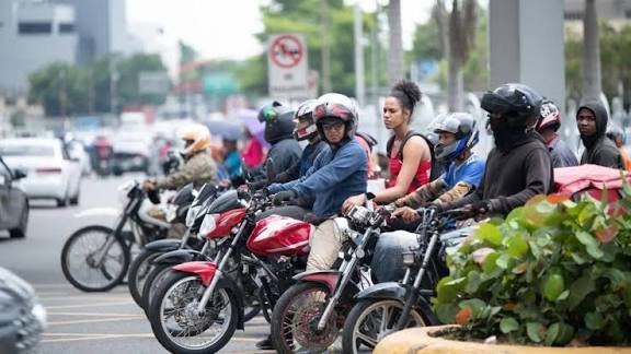 Intrant prohíbe, otra vez, uso de "medio casco": reitera que solo los homologados están permitidos