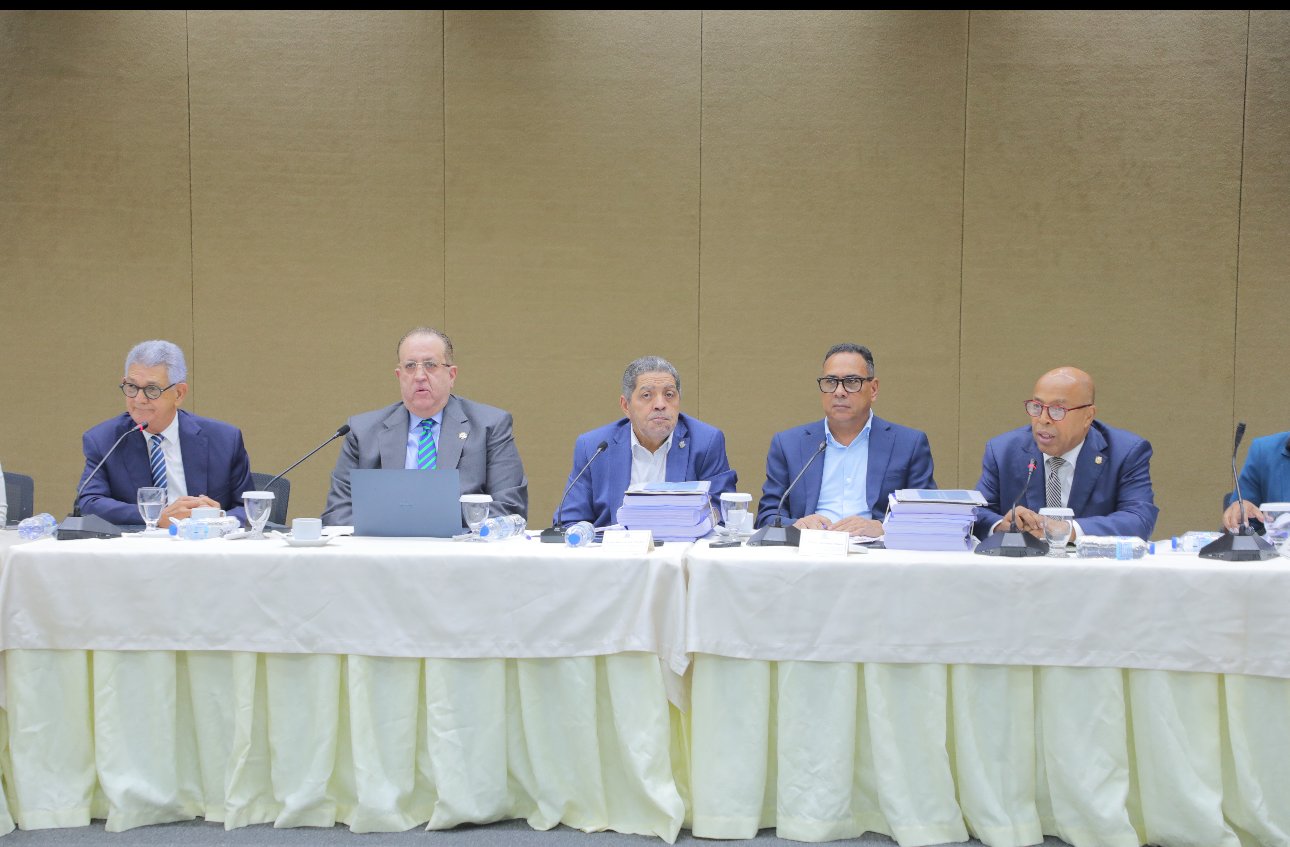 Comisión Bicameral que estudia Presupuesto del 2026 escucha al ministro de Hacienda y Economía