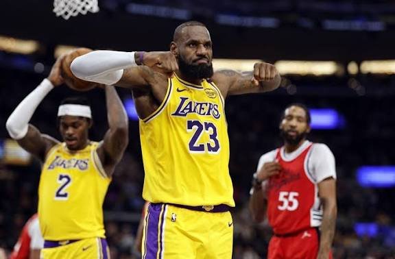 LeBron James debuta en su temporada número 23 en la NBA