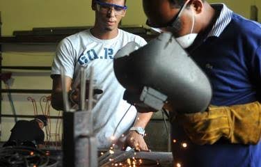 La actividad manufacturera desciende en octubre, pero se mantiene estable en 52.1